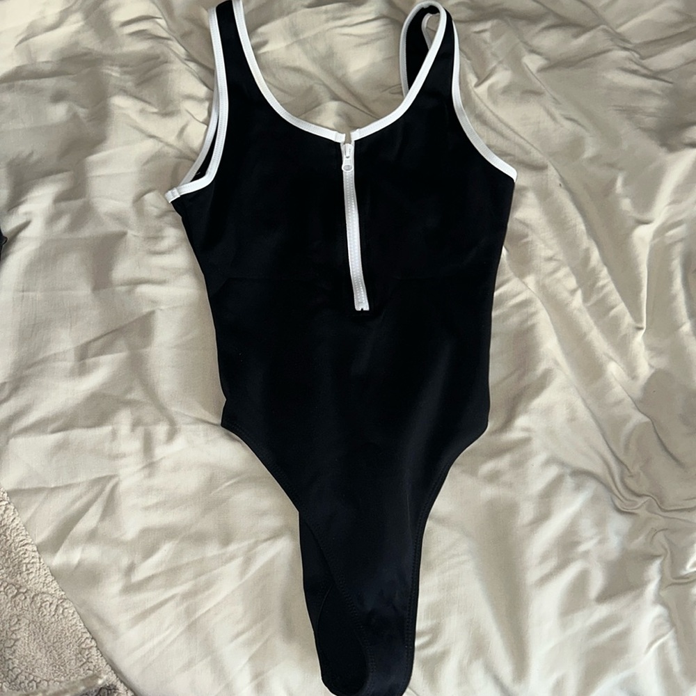 PRETTYLITTLETHING ONE PIECE BATHING SUIT ‼️🖤 SIZE: 4